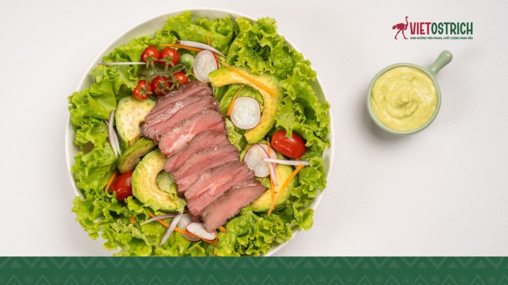 Salad đà điểu sốt mè rang – món ăn giàu dinh dưỡng, lý tưởng cho chế độ ăn kiêng Eat Clean.”