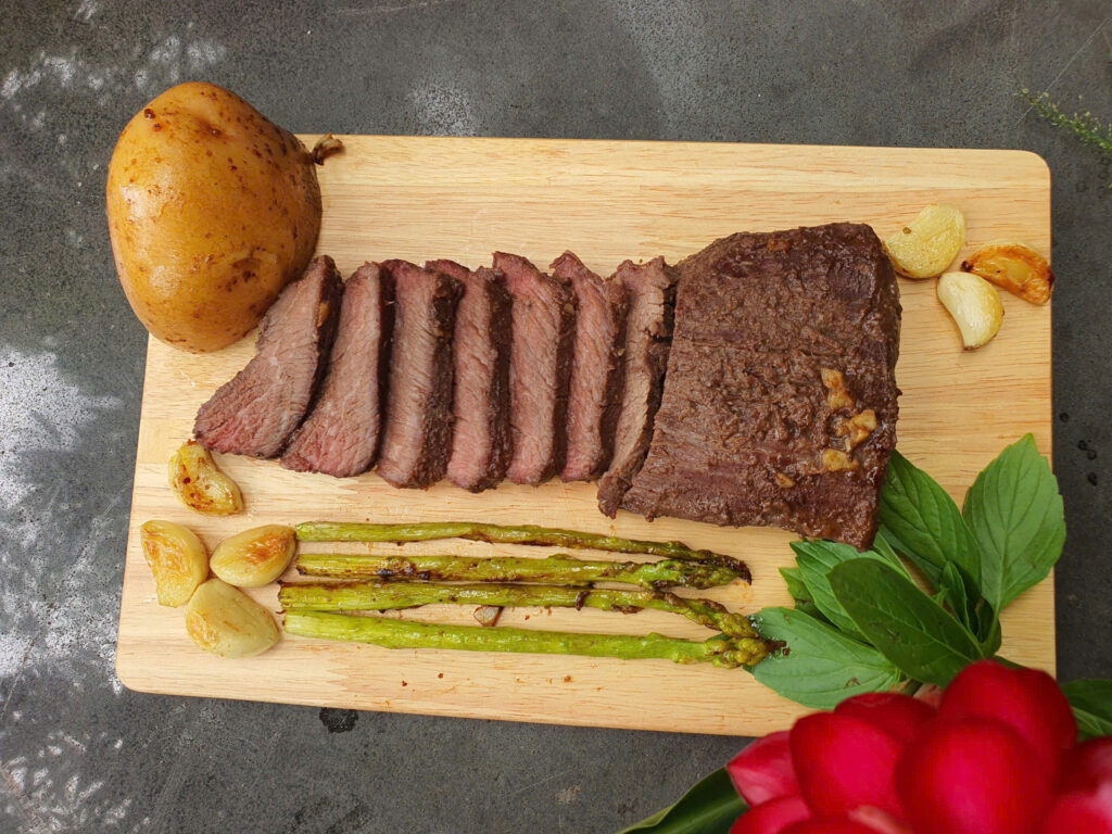Trang trí món thịt đà điểu nướng đá