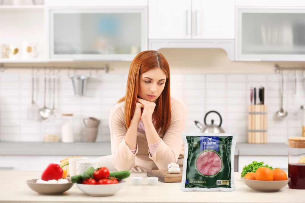 Thịt đà điểu VietOstrich ngày càng được các bà nội trợ ưa chuộng nhờ hương vị thơm ngon và giá trị dinh dưỡng cao. Tuy nhiên, trước khi quyết định mua, việc hiểu rõ về dinh dưỡng, nguồn gốc chăn nuôi và cách phân biệt thịt thật, thịt giả là điều cần thiết để đảm bảo chất lượng cho bữa ăn gia đình.