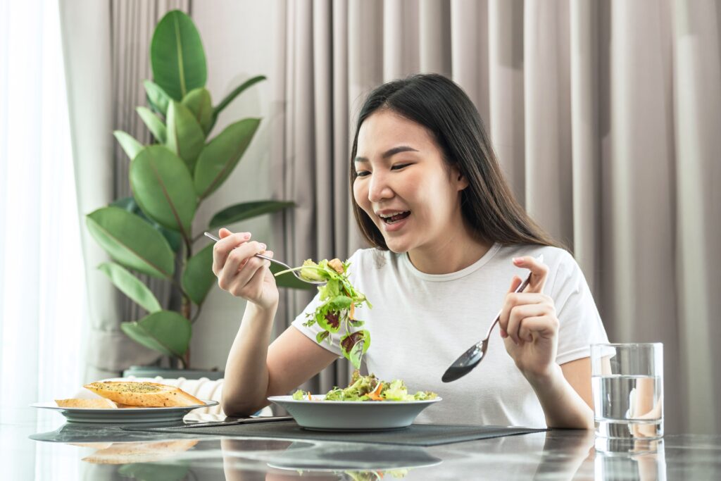 Salad từ lâu đã trở thành món ăn ưa thích của nhiều chị em nhờ sự nhẹ nhàng, thanh đạm và tính linh hoạt trong chế biến. Trong xu hướng ăn uống lành mạnh, giữ dáng hiện nay, thịt đà điểu đang trở thành nguyên liệu mới lạ trong các món salad, mang đến hương vị mới lạ, giàu dinh dưỡng và phù hợp với lối sống khoẻ mạnh.