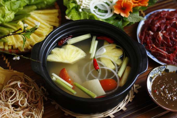 Lẩu đà điểu nhúng dấm