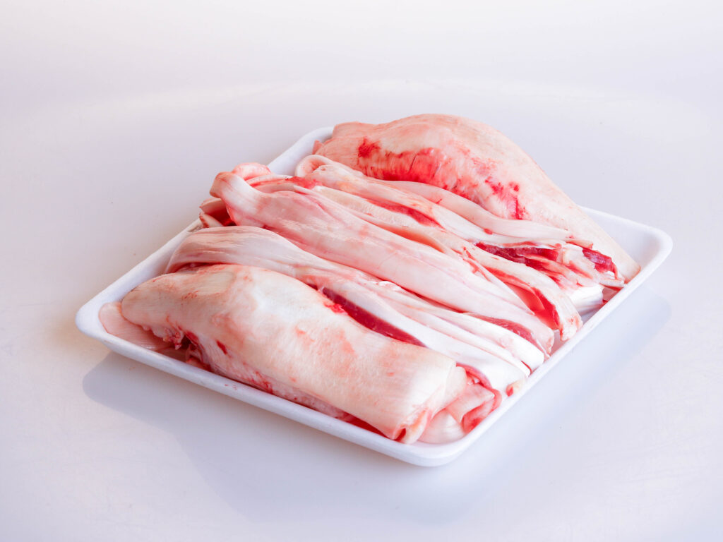 Không chỉ là một món ăn lạ miệng, gân đà điểu còn mang lại nhiều lợi ích cho sức khỏe, đặc biệt là với chị em phụ nữ muốn chăm sóc cơ thể và làn da. Với kết cấu giòn sần sật và khả năng biến tấu đa dạng, gân đà điểu đang dần trở thành lựa chọn tuyệt vời cho những bữa ăn bổ dưỡng.