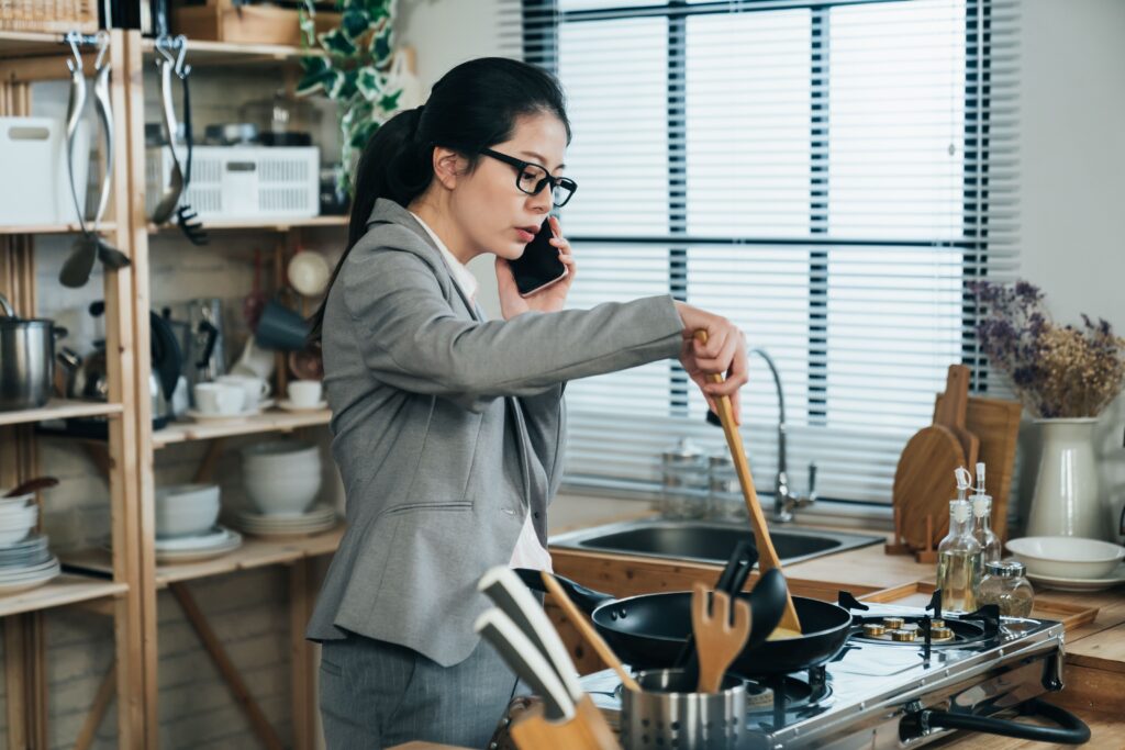 Chị Thu Hằng (34 tuổi, nhân viên Văn phòng tại Nha Trang) chia sẻ:
“Mình làm việc giờ giấc khá thất thường, nên trước đây toàn ăn mì gói hoặc đặt đồ ăn nhanh. Từ khi thử combo thịt đà điểu VietOstrich, mình thấy tiện vô cùng – thịt mềm, dễ chế biến, chỉ mất chưa đến 20 phút là có bữa tối nóng hổi. Điểm mình thích nhất là phần thịt đã được cắt gọn và sạch, mình không phải lo sơ chế mất thời gian.”