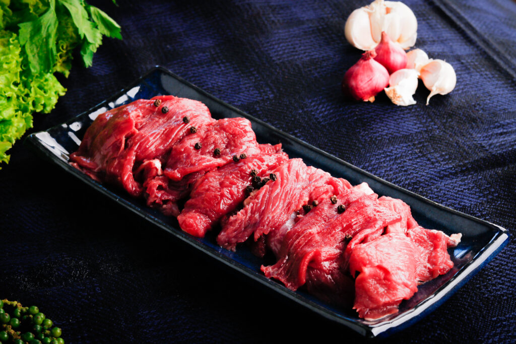 Trong thế giới ẩm thực hiện đại, khi mà nhu cầu về thực phẩm sạch, giàu dinh dưỡng ngày càng tăng cao, thịt đà điểu nổi lên như một lựa chọn đầy tiềm năng. Không chỉ là một món ăn độc đáo, thịt đà điểu còn chứa đựng những giá trị dinh dưỡng vượt trội mà ít người biết đến, đặc biệt là hàm lượng protein và sắt.