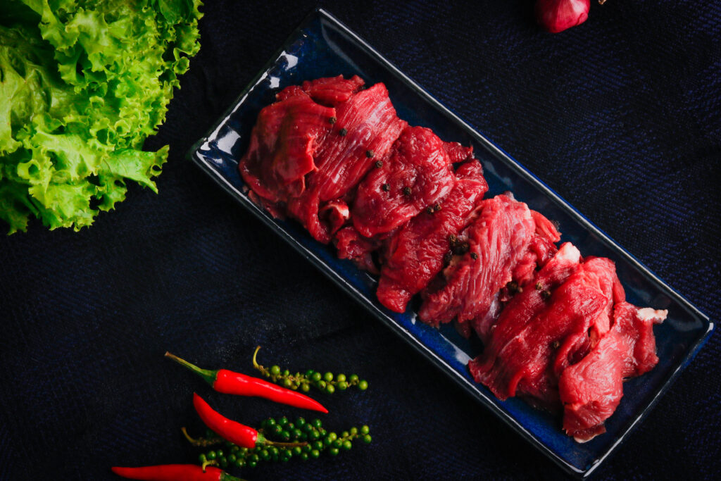 Trong bối cảnh ẩm thực Việt Nam ngày càng đa dạng và phong phú, thịt đà điểu đã và đang trở thành một nguyên liệu mới mẻ, mang đến những trải nghiệm hương vị độc đáo. Từ lâu, ẩm thực Việt đã nổi tiếng với sự tinh tế trong việc kết hợp các loại gia vị và nguyên liệu. Sự xuất hiện của thịt đà điểu, với những đặc tính riêng biệt, đã tạo nên một làn gió mới, khơi gợi sự sáng tạo của các đầu bếp.