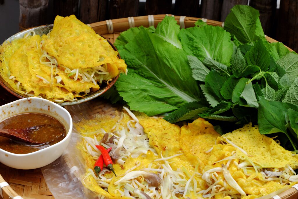 Bánh xèo – món ăn dân dã quen thuộc, mang đến hương vị giòn rụm và hấp dẫn với lớp vỏ vàng ươm. Kết hợp cùng trứng đà điểu để tăng thêm sự hấp dẫn.