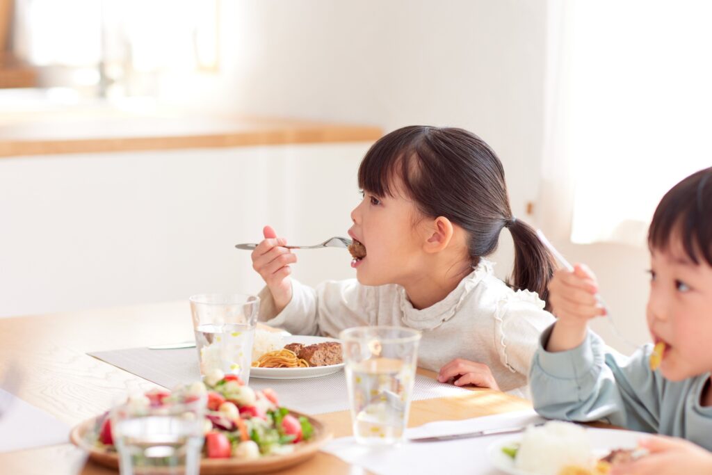 Trẻ biếng ăn là nỗi lo chung của nhiều bà mẹ, khi mỗi bữa ăn trở thành “cuộc chiến” căng thẳng. Làm sao để con hào hứng với món ăn mà vẫn đảm bảo dinh dưỡng? Câu trả lời có thể nằm ở thịt đà điểu – một nguyên liệu mới lạ, bổ dưỡng và dễ chế biến thành những món ngon khiến trẻ thích mê. Với hương vị nhẹ nhàng và kết cấu đa dạng, thịt đà điểu không chỉ kích thích vị giác mà còn cung cấp dưỡng chất cần thiết cho bé. 