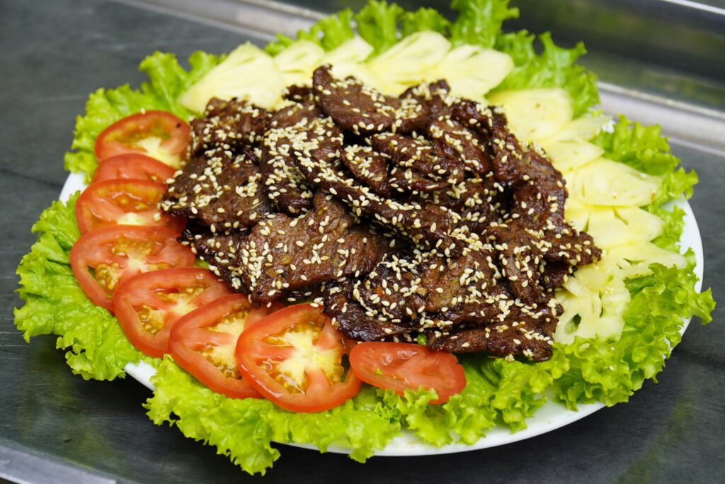 Khi kết hợp với mè (vừng), món thịt đà điểu nướng mè không chỉ thơm ngon mà còn mang lại hương vị giòn tan, bổ dưỡng, phù hợp cho bữa cơm gia đình hoặc bữa tiệc nhỏ. 