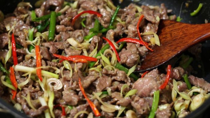 Fillet đà điểu xào xả ớt